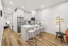 Luxury Lower Suite, 9 Ft Ceiling, Full Kitchen - Image 2