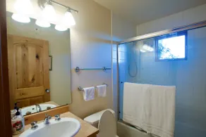 Serene King Suite Retreat on Quiet Mercer Island - Image 4