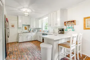Relaxing, dog-friendly home with furnished patio, washer/dryer, WiFi, & AC - Image 4