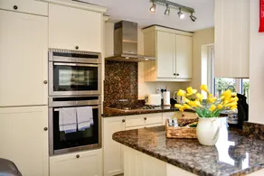 Castle Square Cottage - Beachside Retreat - Image 3