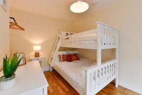 Castle Square Cottage - Beachside Retreat - Image 5