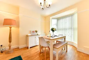 Castle Square Cottage - Beachside Retreat - Image 2