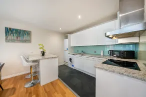 Appartement-de Luxe-Salle de bain privée-Vue sur Rue - Image 4