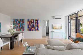 Bright 2-Bed Apt with Spectacular Bridge Views - Image 3