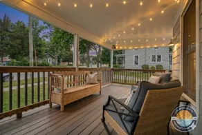 Walk-to-lake family home, porch and fire table - Image 3