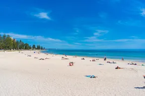 Broadway Escape—Sunny, Designer Beachside Retreat - Image 4