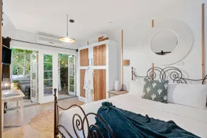 Converted studio w/ garden views - Image 3