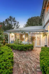 Comfortable & cosy unit w/ garden views - Image 4