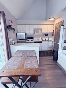 Artistic Hillside Loft - Image 4