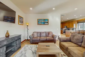 3BR home with hot tub, pool table & wifi - Image 4