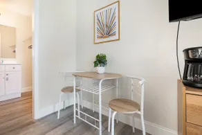 Cozy 2-Bed Studio with Pool & A/C - Image 4
