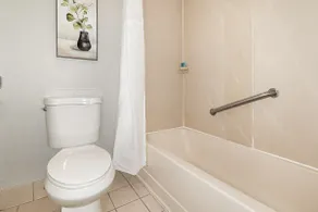 Cozy 2-Bed Studio with Pool & A/C - Image 5