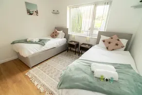 Ravenhill Four-Bedroom Home with Parking - Image 5