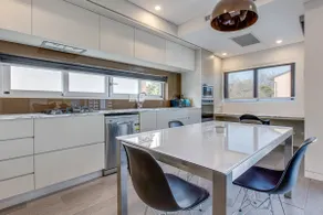 Professional living minutes from the city - Image 2