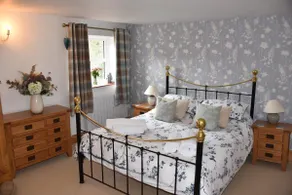 Vacker, fristående, traditionell Norfolk stuga i tyst by plats. - Image 3