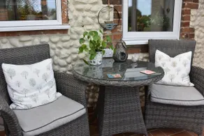 Vacker, fristående, traditionell Norfolk stuga i tyst by plats. - Image 4