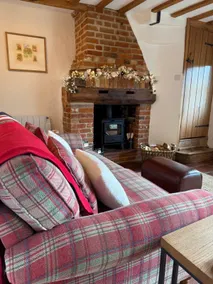 Smuk, fritliggende, traditionelt Norfolk sommerhus i rolig landsby beliggenhed. - Image 2