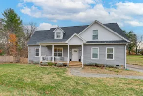 Hot Tub & Yard: 'Temptation Stays' Home in Roanoke - Image 4