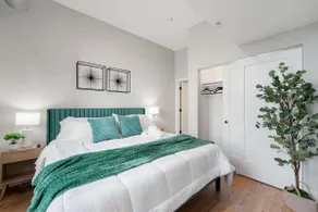 Edgewater Gem by the Lake! 2BR with Parking & Gym - Image 2