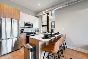 Edgewater Gem by the Lake! 2BR with Parking & Gym - Image 4