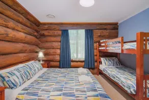 Canobolas Mountain Four-Bedroom Log Cabin - Image 5