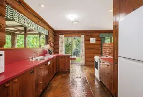 Canobolas Mountain Four-Bedroom Log Cabin - Image 3