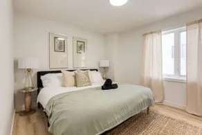 ”Mint & Mahogany” 3bdrm 5 mins to C-Train! - Image 2