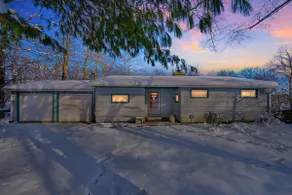 Honeywood-Sleeps 7- Fall Weekends on the Water - Image 3