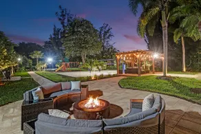 Family estate w/private pool & basketball court - Image 2