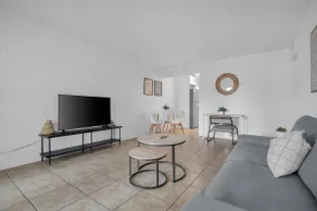 Suite in Central Phoenix with Parking - Image 2