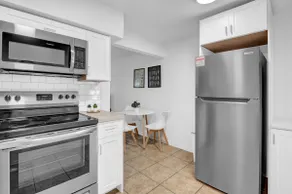 Suite in Central Phoenix with Parking - Image 3
