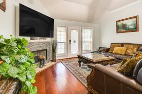 Gateway to Aggieland! College Station Family Home - Image 2