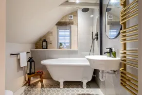 Olive Cottage with Woodfired Hot Tub - Image 5