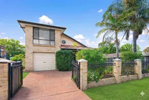 5 Min to Station Modern 2BR Townhouse Parking - Image 5