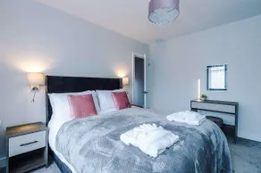 3 Bed Hale Home Free Parking - Image 5