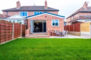 3 Bed Hale Home Free Parking - Image 3