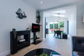 3 Bed Hale Home Free Parking - Image 4