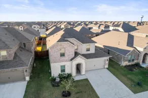 Luxurious 4-Bed Home in Aubrey TX - Image 2