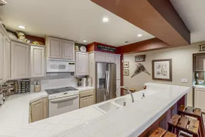 Charming Lakeside Condo with Private Balcony + BBQ - Image 4