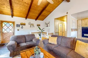 Idyllic Cabin in the Woods: Cozy Crestline Retreat - Image 3