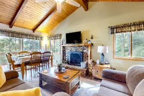 Idyllic Cabin in the Woods: Cozy Crestline Retreat - Image 2