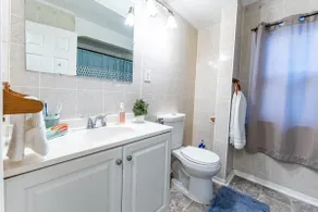 Work and Family Lodging in a Cozy Home - Image 4