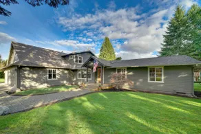 Fire Pit, Chic Deck! Family-friendly Puyallup Home - Image 2