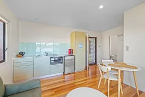Anglesea Waterfront Bungalow - Image 5
