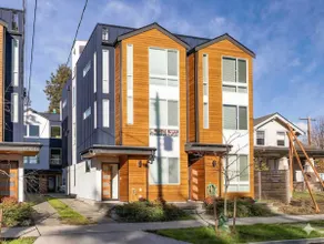 2022 Modern 3BR Tesla Charger City Views - Image 2