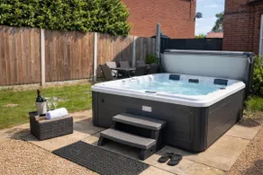 Spacious Buxton house with hot tub and pool table - Image 4