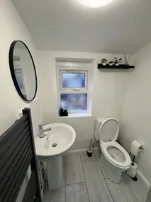 CityBuzz 4 Bedroom House in Nottingham Sleep 7 - Image 4