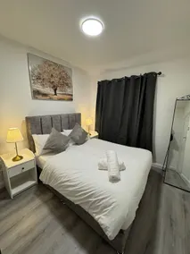 CityBuzz 4 Bedroom House in Nottingham Sleep 7 - Image 2