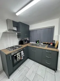 CityBuzz 4 Bedroom House in Nottingham Sleep 7 - Image 5