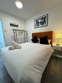 CityBuzz 4 Bedroom House in Nottingham Sleep 7 - Image 3